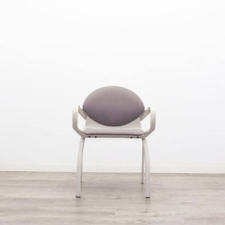 Silla confidente de 4 patas metálicas con tapizado gris