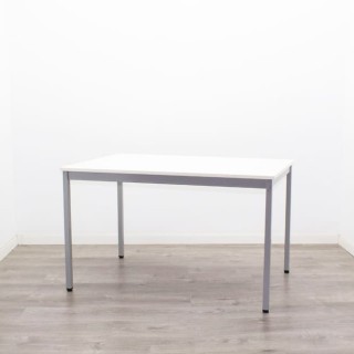 Mesa operativa en melamina blanca con tapa pasacable 120cm