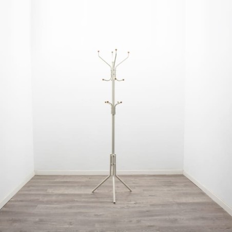 Perchero metálico beige con colgadores de madera
