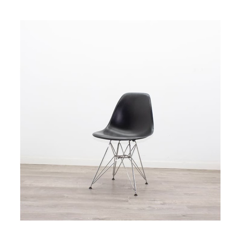 Silla colectividad VITRA en negro y base cromada