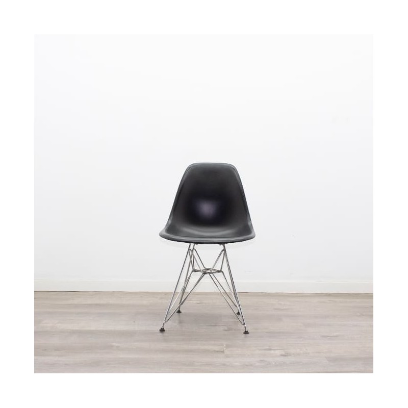 Silla colectividad VITRA en negro y base cromada