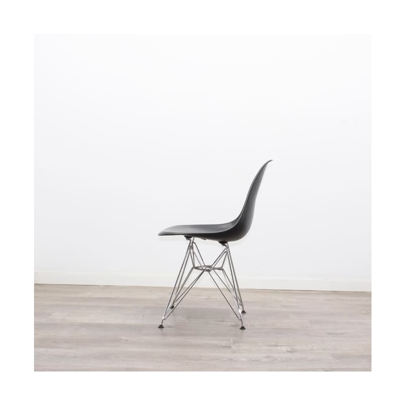 Silla colectividad VITRA en negro y base cromada