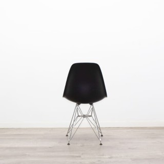 Silla colectividad VITRA en negro y base cromada