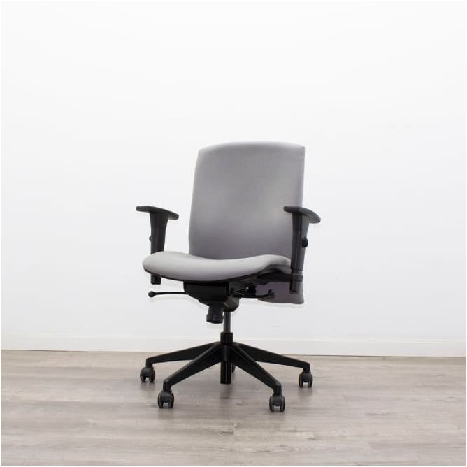 Silla operativa gris con sistema sincro