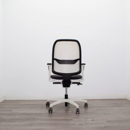 Silla operativa blanca y gris con sistema sincro