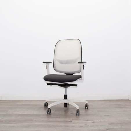 Silla operativa blanca y gris con sistema sincro