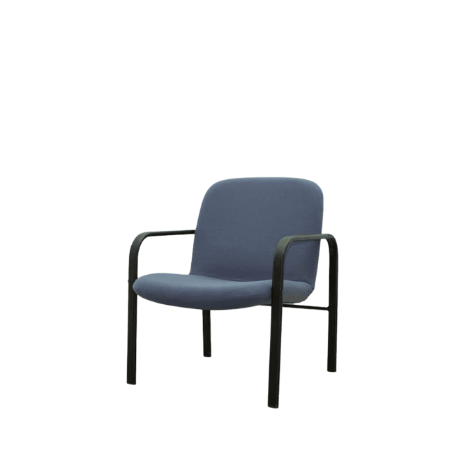 Silla confidente fija azul con brazos y estructura negra