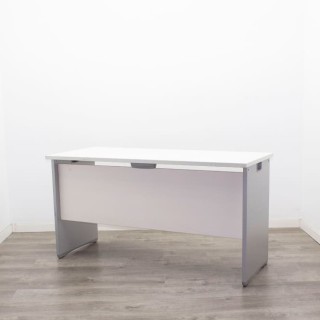 Mesa operativa blanca de 140cm pata panel