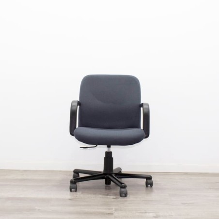 Silla operativa giratoria con brazos fijos