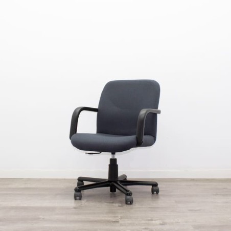 Silla operativa giratoria con brazos fijos