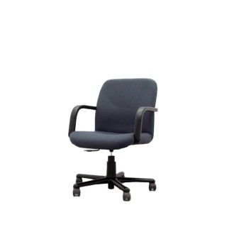 Silla operativa giratoria con brazos fijos
