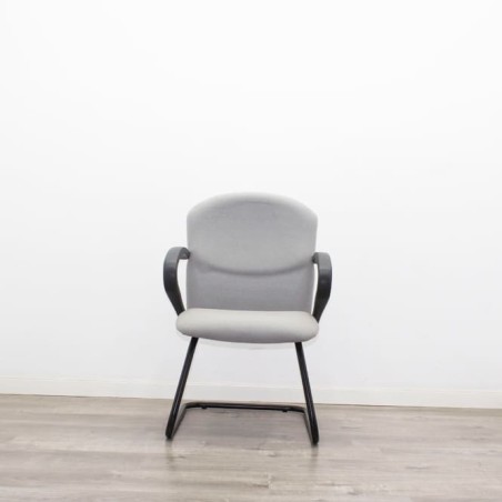 Silla confidente base patín tapizado gris