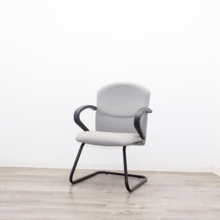 Silla confidente base patín tapizado gris