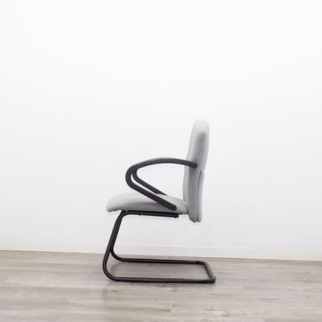 Silla confidente base patín tapizado gris