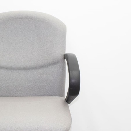 Silla confidente base patín tapizado gris