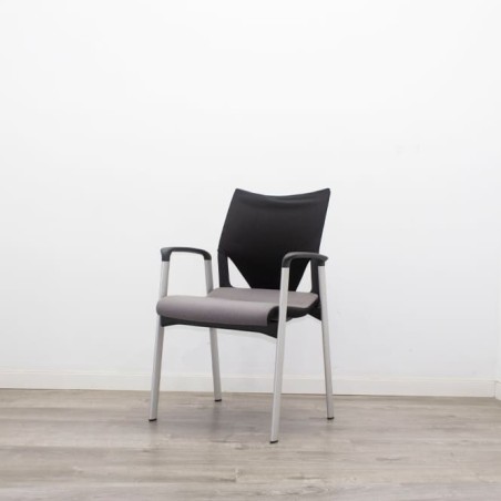 Silla confidente gris y negra de 4 patas
