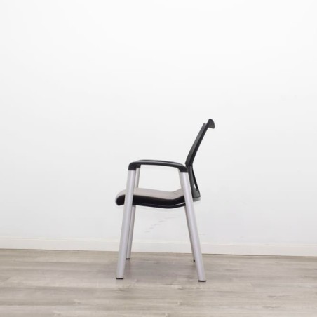 Silla confidente gris y negra de 4 patas