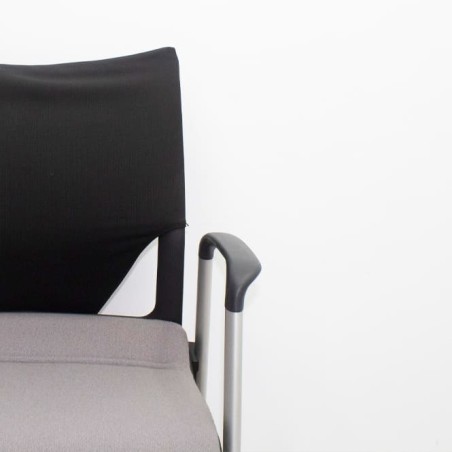 Silla confidente gris y negra de 4 patas