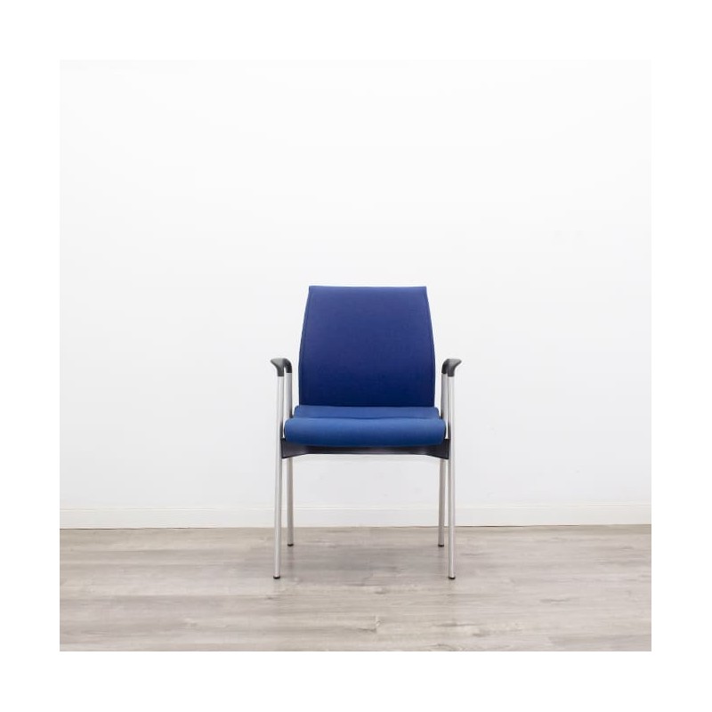 Silla confidente azul de 4 patas grises