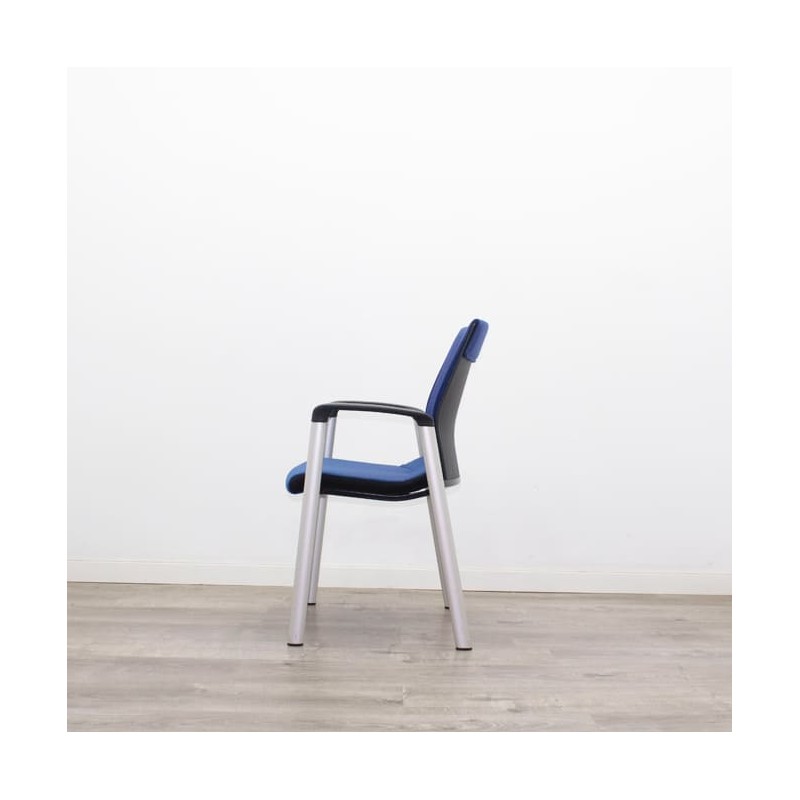 Silla confidente azul de 4 patas grises