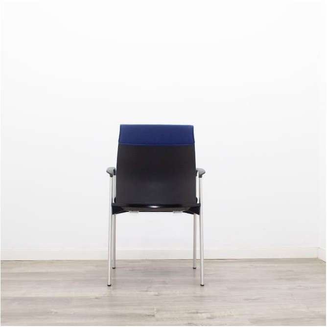 Silla confidente azul de 4 patas grises