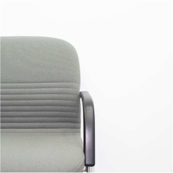 Silla confidente base patín en gris o negro