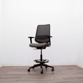 Taburete operativo respaldo malla asiento gris 2