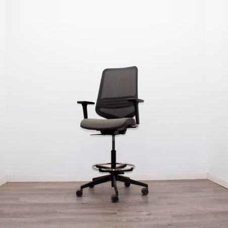Taburete operativo respaldo malla asiento gris