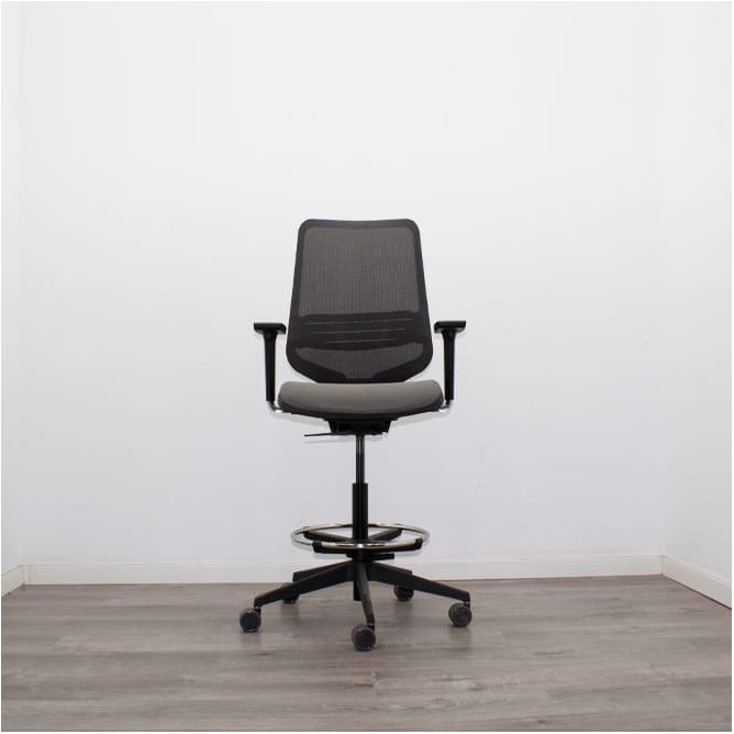 Taburete operativo respaldo malla asiento gris