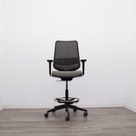 Taburete operativo respaldo malla asiento gris