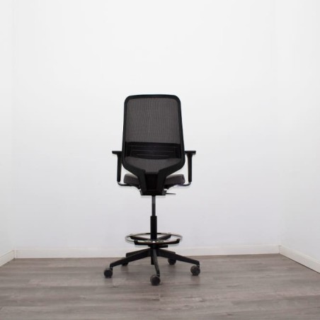 Taburete operativo respaldo malla asiento gris