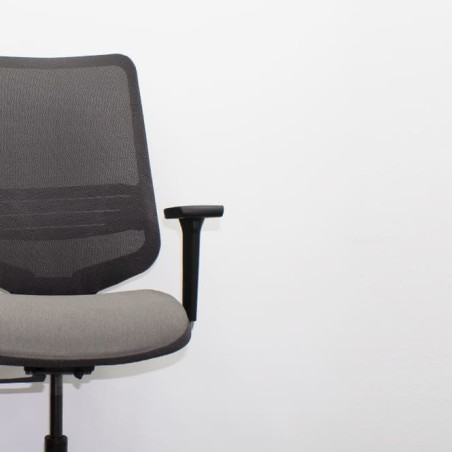 Taburete operativo respaldo malla asiento gris