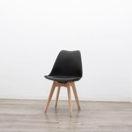 Silla de espera con estructura de madera asiento napel negro