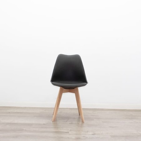Silla de espera con estructura de madera asiento napel negro