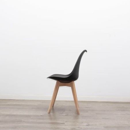 Silla de espera con estructura de madera asiento napel negro