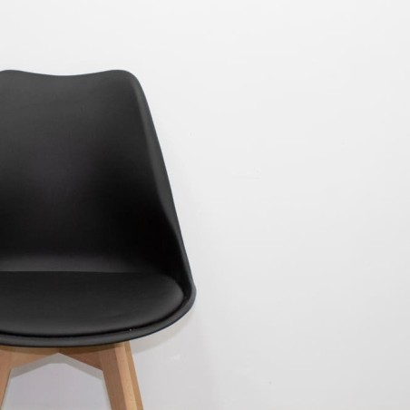 Silla de espera con estructura de madera asiento napel negro