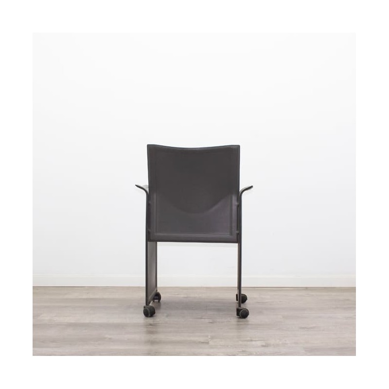 Silla de espera en cuero gris antracita con ruedas