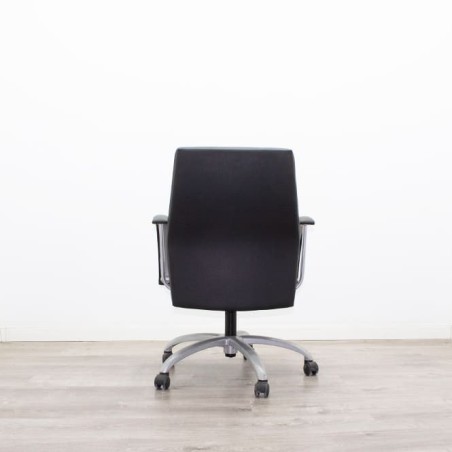 Silla operativa giratoria con brazos fijos en napel negro