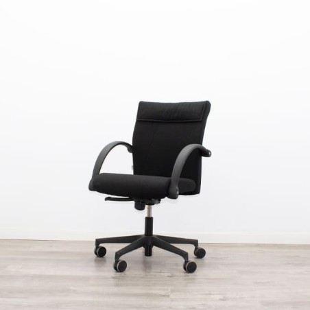 Silla operativa giratoria con brazos fijos tapizado negro