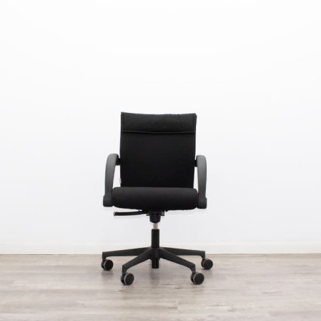 Silla operativa giratoria con brazos fijos tapizado negro