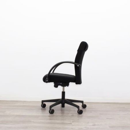 Silla operativa giratoria con brazos fijos tapizado negro