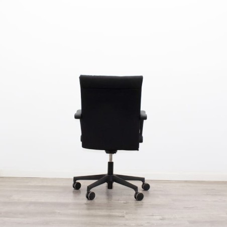 Silla operativa giratoria con brazos fijos tapizado negro