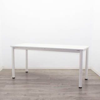 Mesa operativa blanca con patas tubulares de 160cm