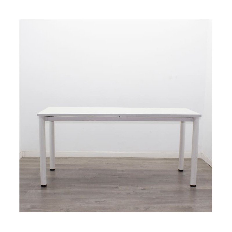 Mesa operativa blanca con patas tubulares de 160cm