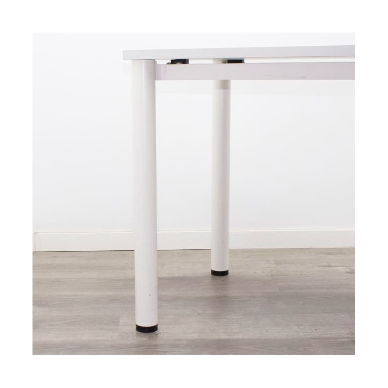 Mesa operativa blanca con patas tubulares de 160cm