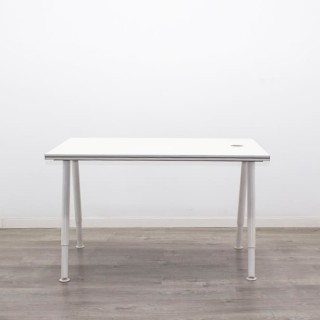 Mesa operativa blanca con patas regulables de 120cm