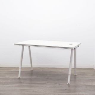 Mesa operativa blanca con patas regulables de 120cm