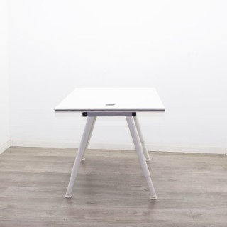 Mesa operativa blanca con patas regulables de 120cm