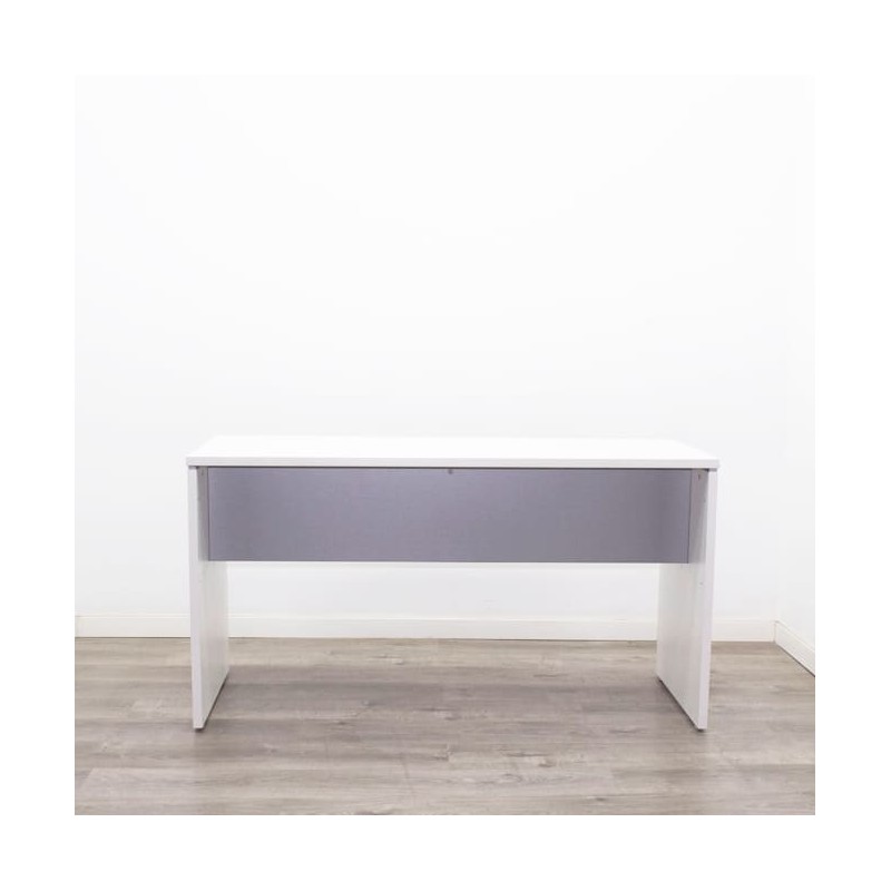 Mesa operativa blanca con pata panel de 140cm