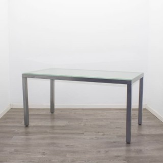 Mesa operativa metálica y tapa cristal de 150cm